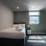 Moonstone - 5 Bed House With Parking