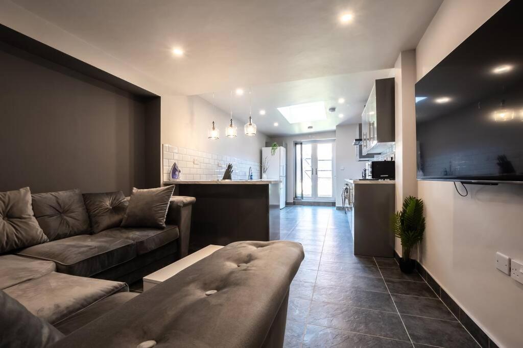 Moonstone - 5 Bed House With Parking Holiday home
