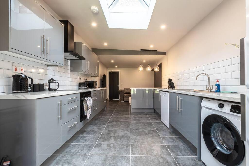 Moonstone - 5 Bed House With Parking Holiday home Coventry