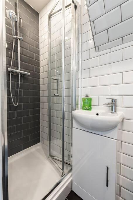 Holiday home Moonstone - 5 Bed House With Parking Coventry