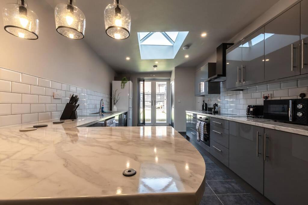 Moonstone - 5 Bed House With Parking * Coventry