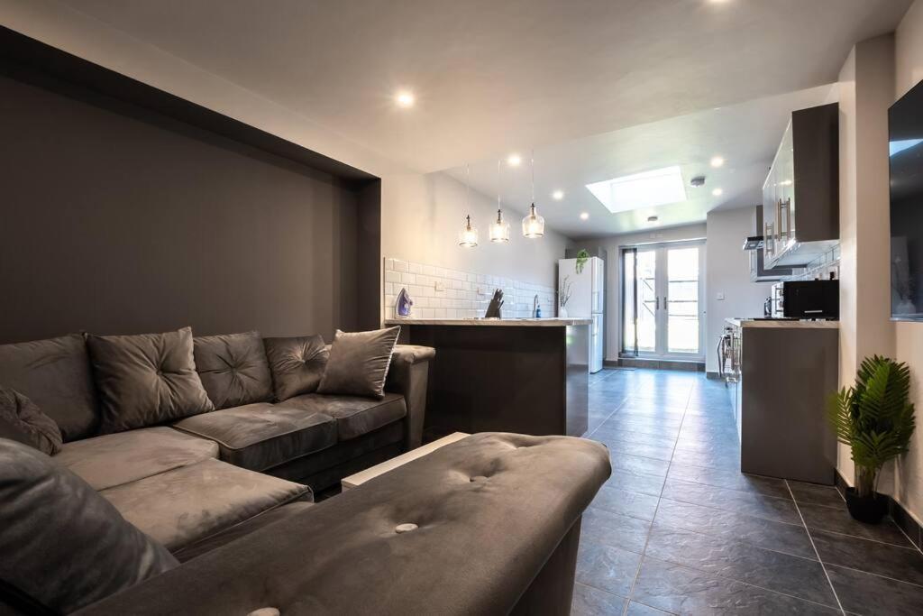 Moonstone - 5 Bed House With Parking Coventry