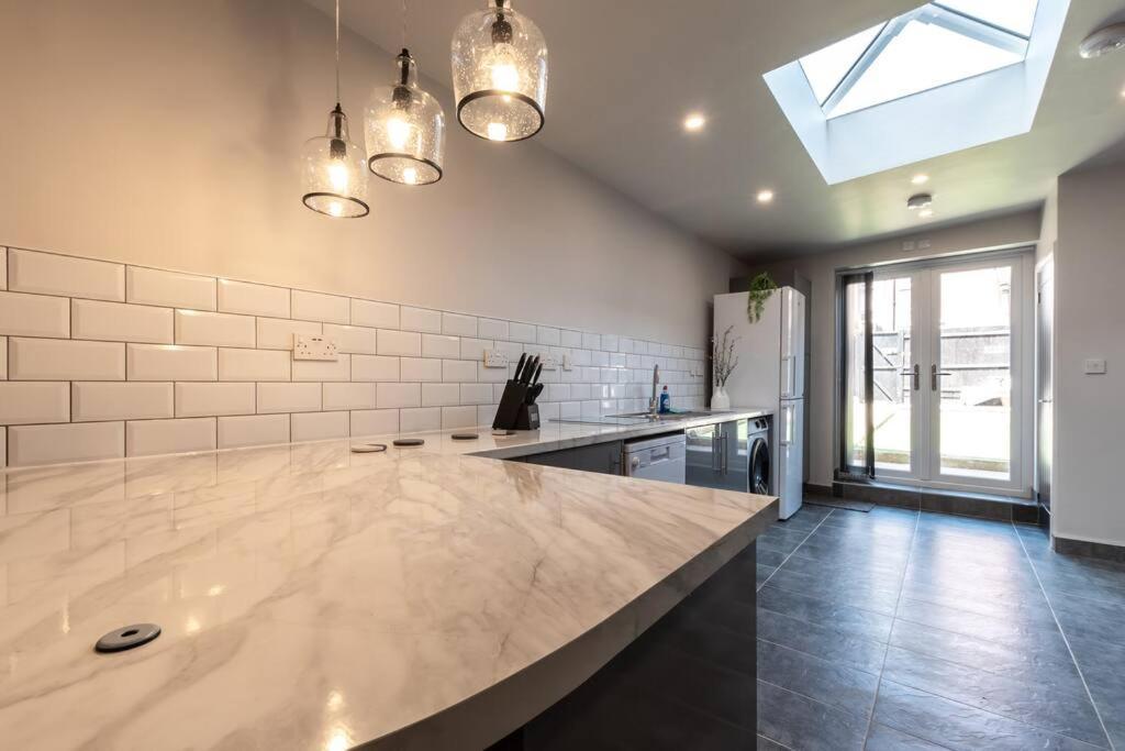 Moonstone - 5 Bed House With Parking Holiday home