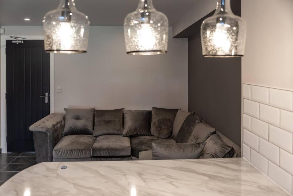 Moonstone - 5 Bed House With Parking