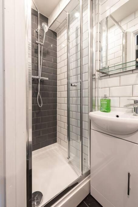 Moonstone - 5 Bed House With Parking Holiday home Coventry