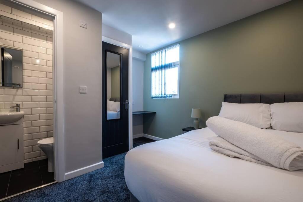 Holiday home Moonstone - 5 Bed House With Parking Coventry