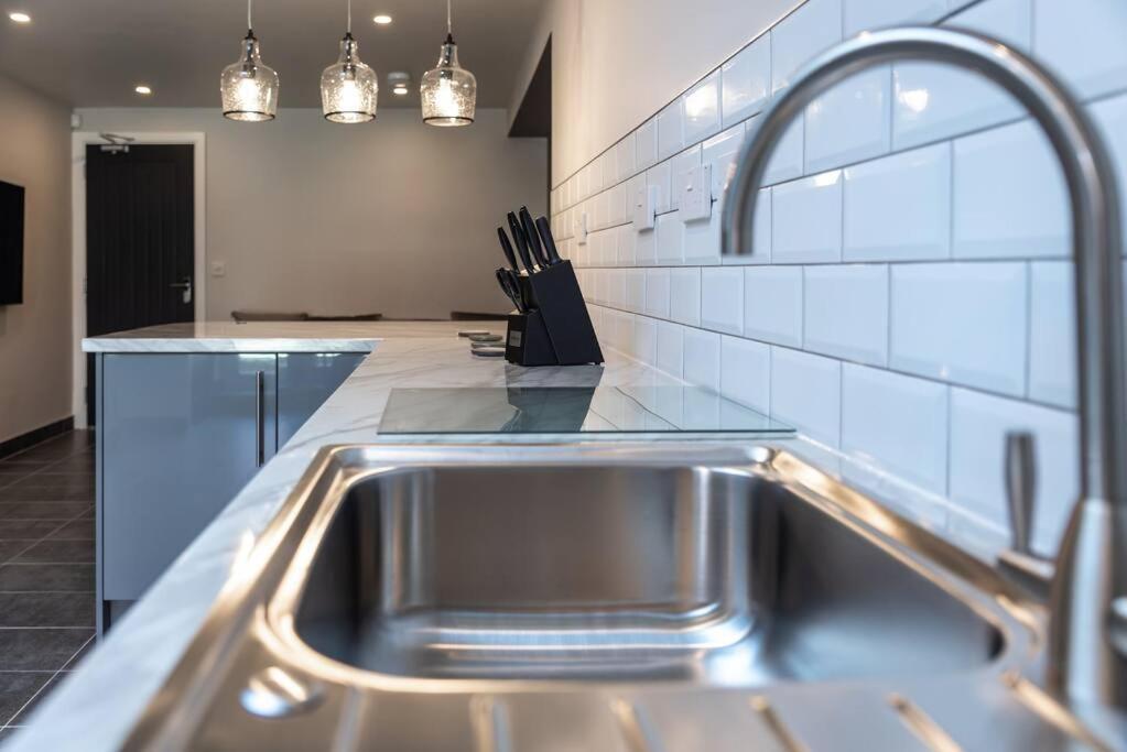 Moonstone - 5 Bed House With Parking
