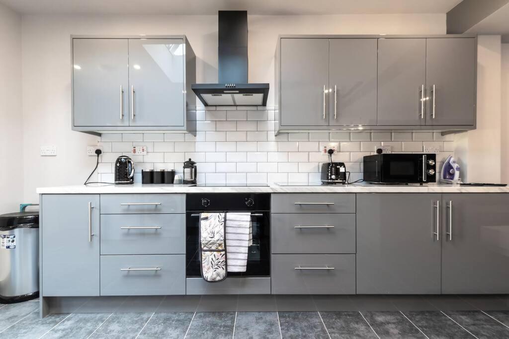 Moonstone - 5 Bed House With Parking Holiday home